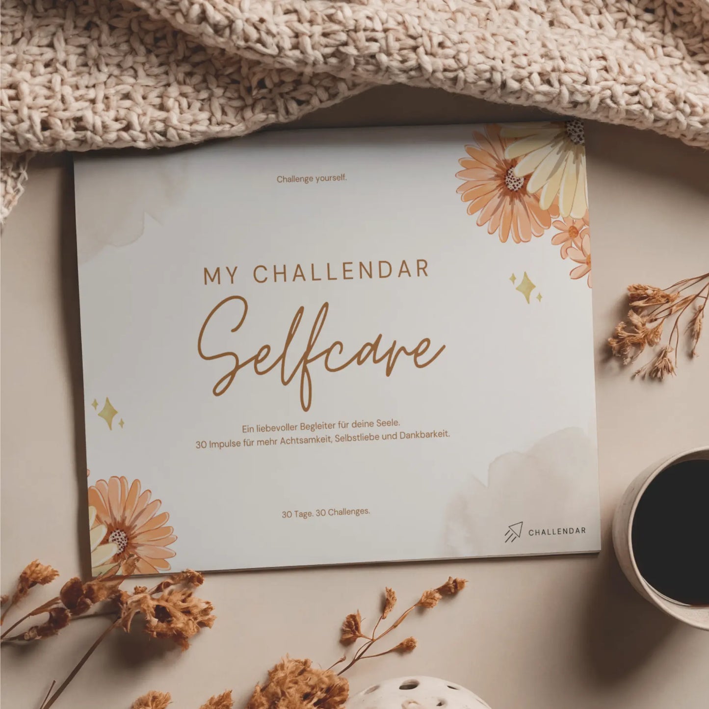 Cozy Foto vom Selfcare-Challendar, ein Mitmach-Jounal mit 30 Selfcare Challenges von Angelina Wenzler (muddivated) und Bennus Media für mehr Achtsamkeit, Selbstliebe und Dankbarkeit im Alltag.