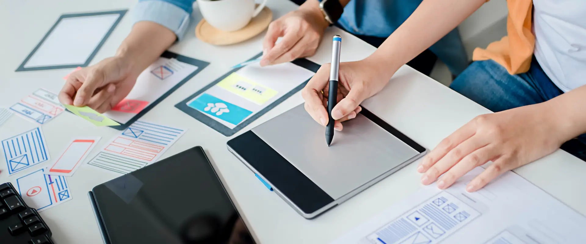 Arbeiten am Schreibtisch an einer Content-Marketing Strategie für mehr Sichtbarkeit